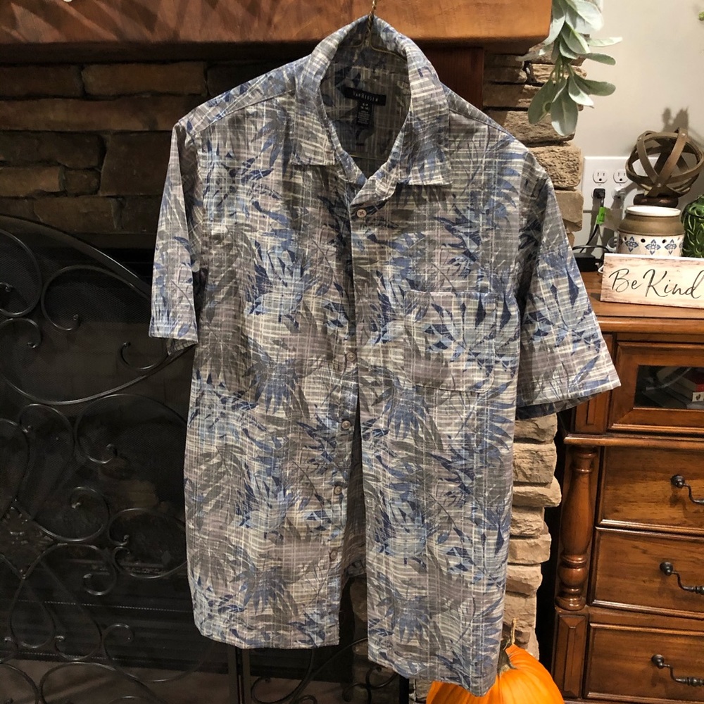 Van Heusen Men’s button up shirt.